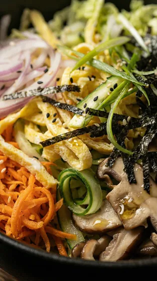 Боул с овощами, омлетом и грибами шиитаке крупным планом